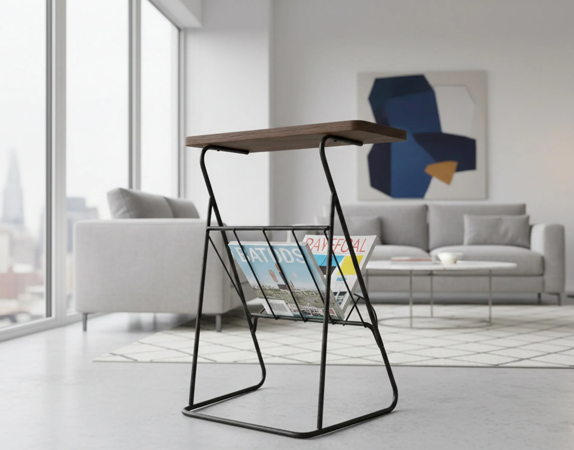 Mesinha antiga com suporte para revistas, em uma sala moderna.