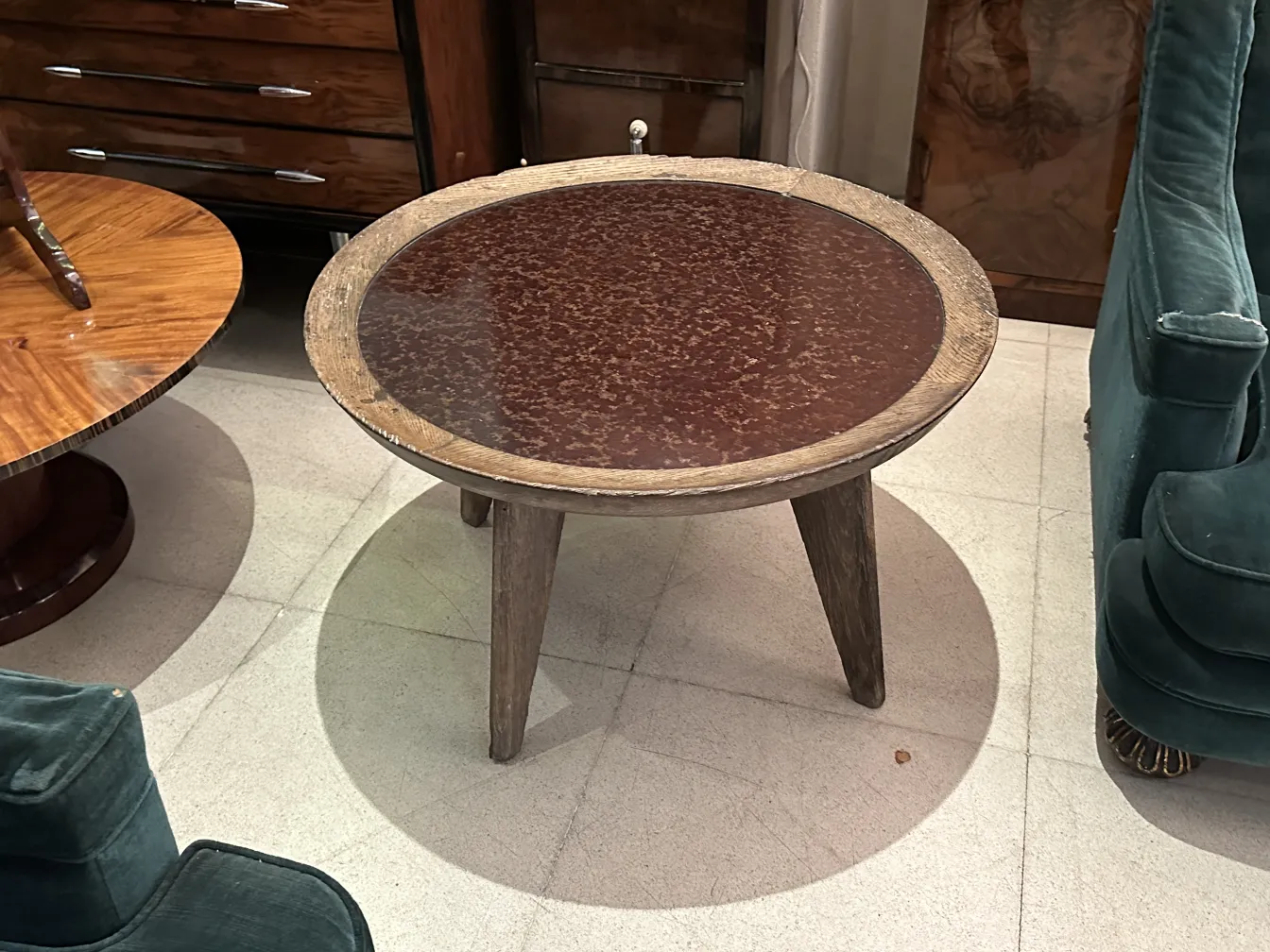 mesa ratona antigua en ambiente acogedor con sillas