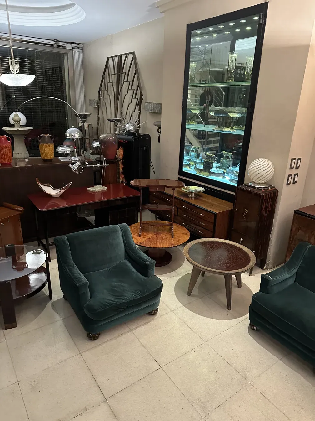 mesa ratona antigua con estilo elegante, decorada en un ambiente acogedor