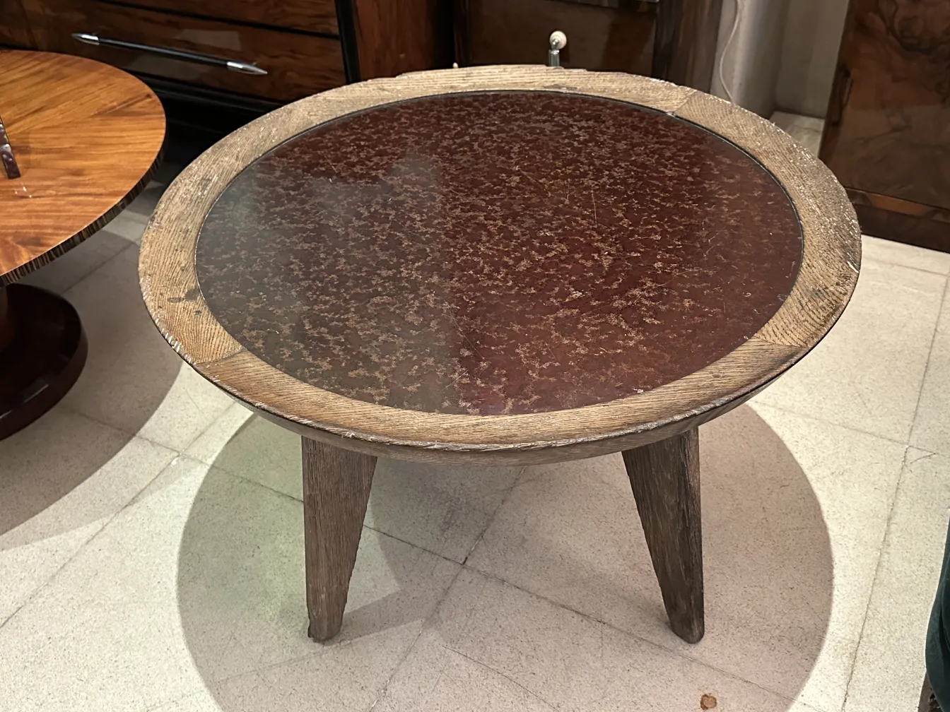 Mesa ratona antigua de forma redonda, con base simple en un ambiente elegante