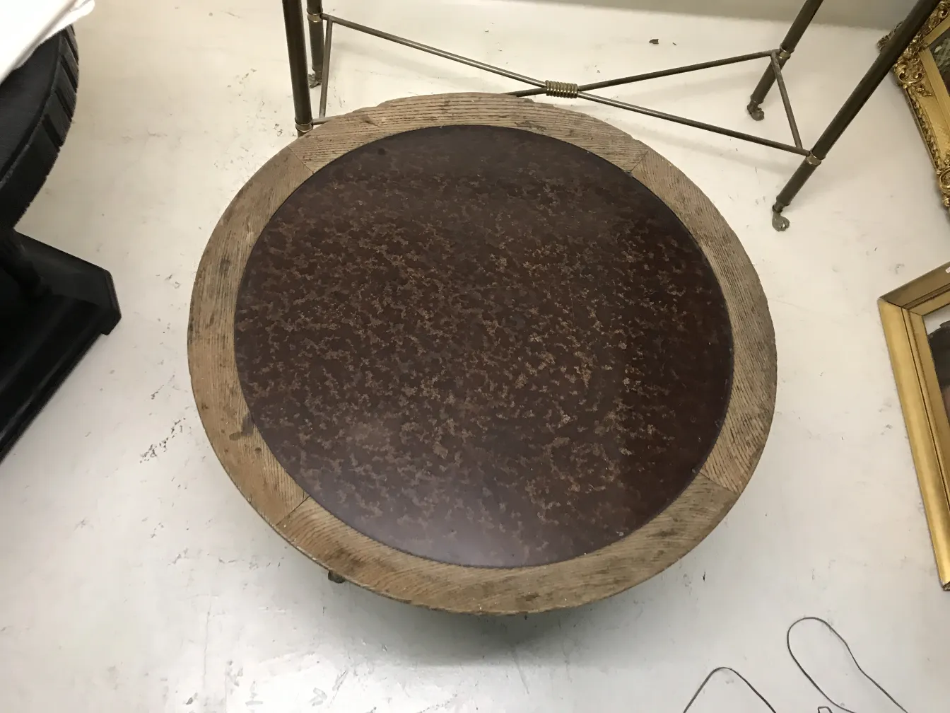 table basse antique avec design unique et rond, ambiance vintage