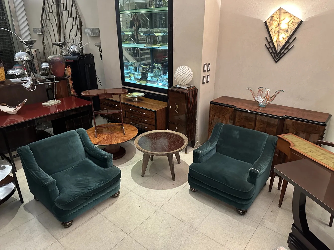 mesa ratona antigua de diseño Charlotte Perriand con sillones verdes