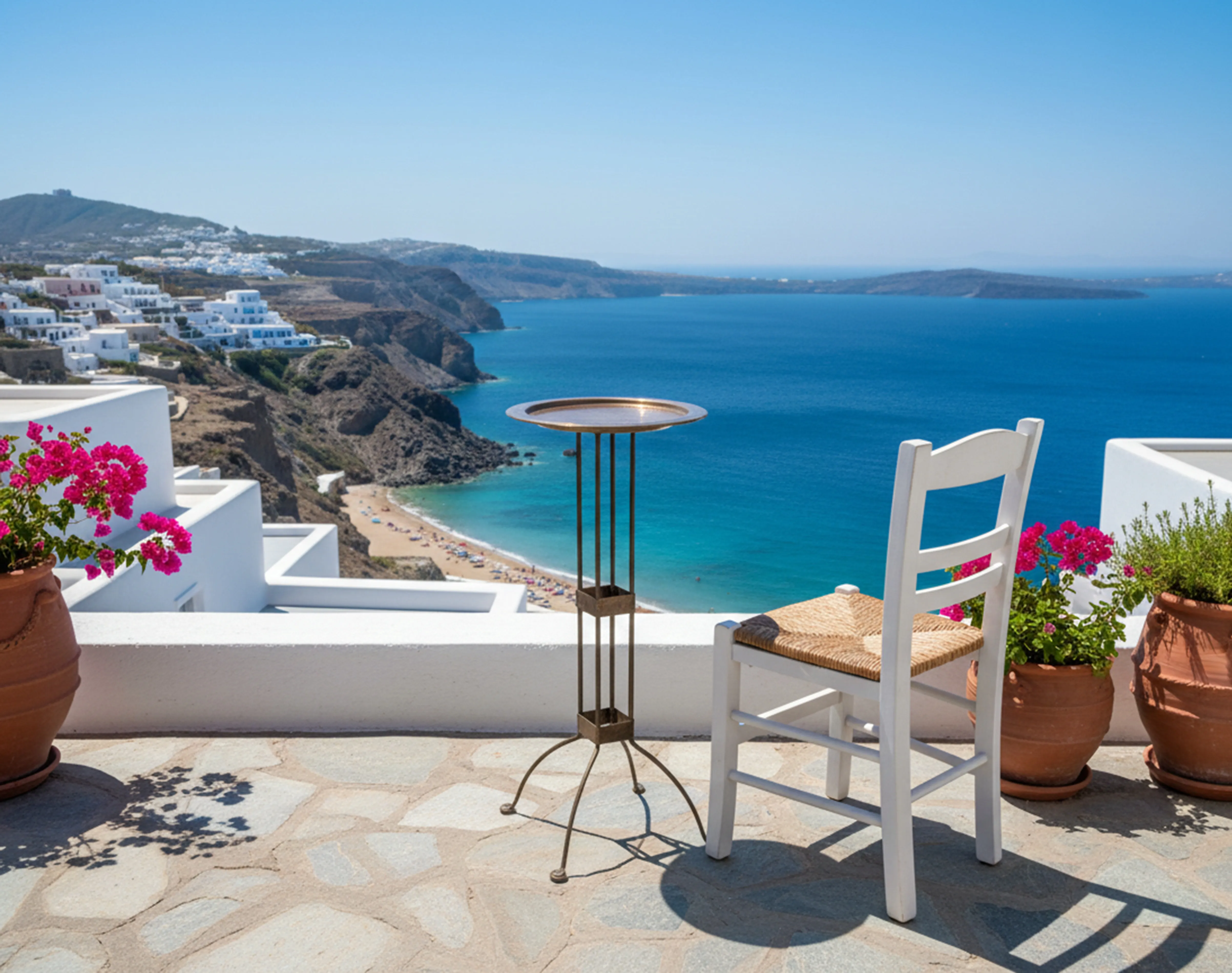 Mesa antiga em uma varanda com flores e vista para o mar