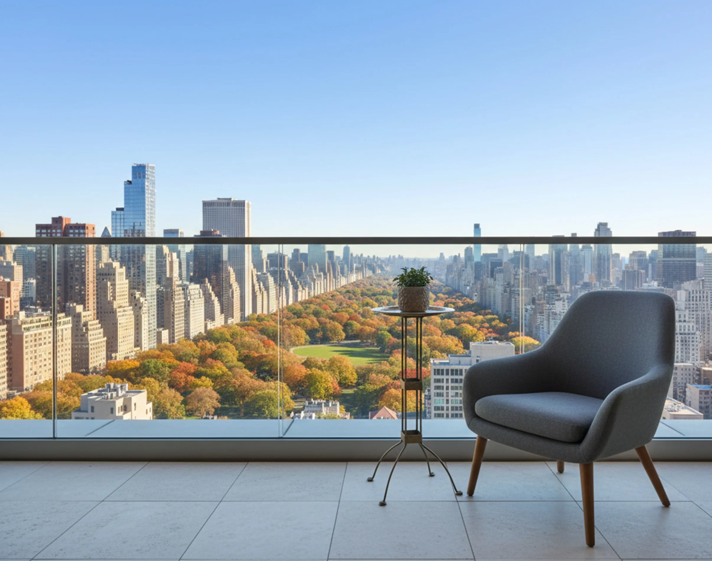Mesa antigua con vista a la ciudad y vegetación en otoño