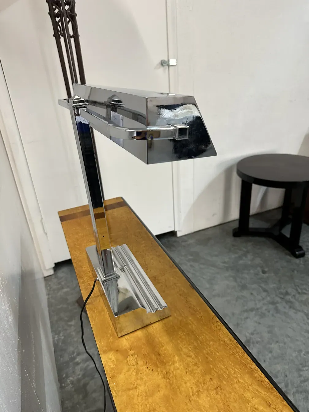 lampada da tavolo art deco con base illuminata elegante