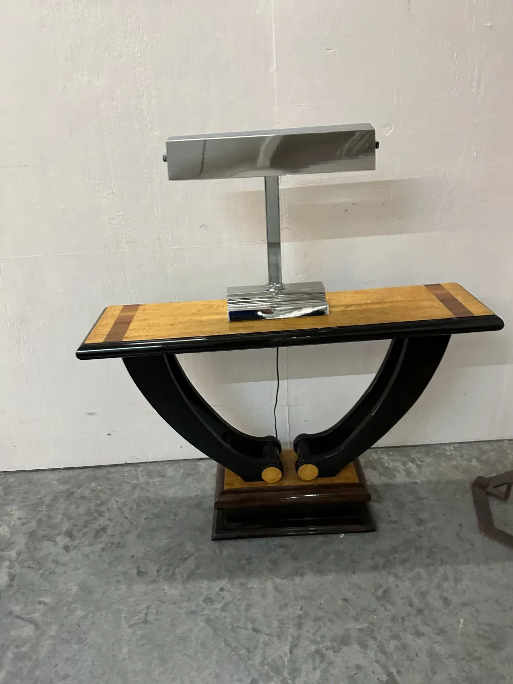 Lámpara de mesa antigua Art Deco en un entorno moderno