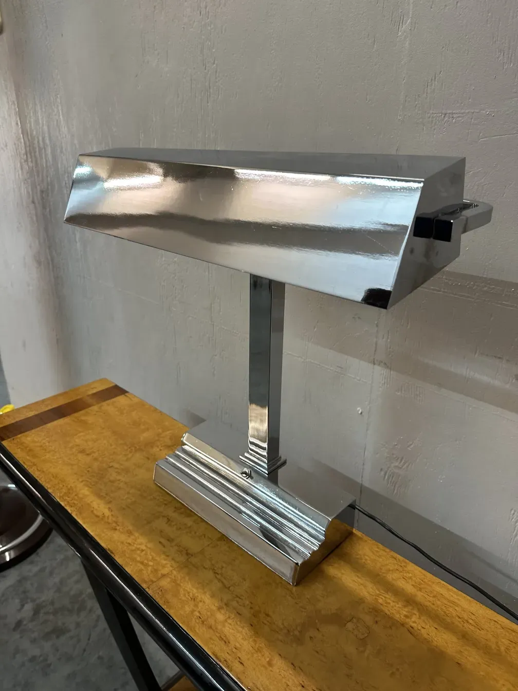 lampada da tavolo art deco con base cromata su un tavolo di legno