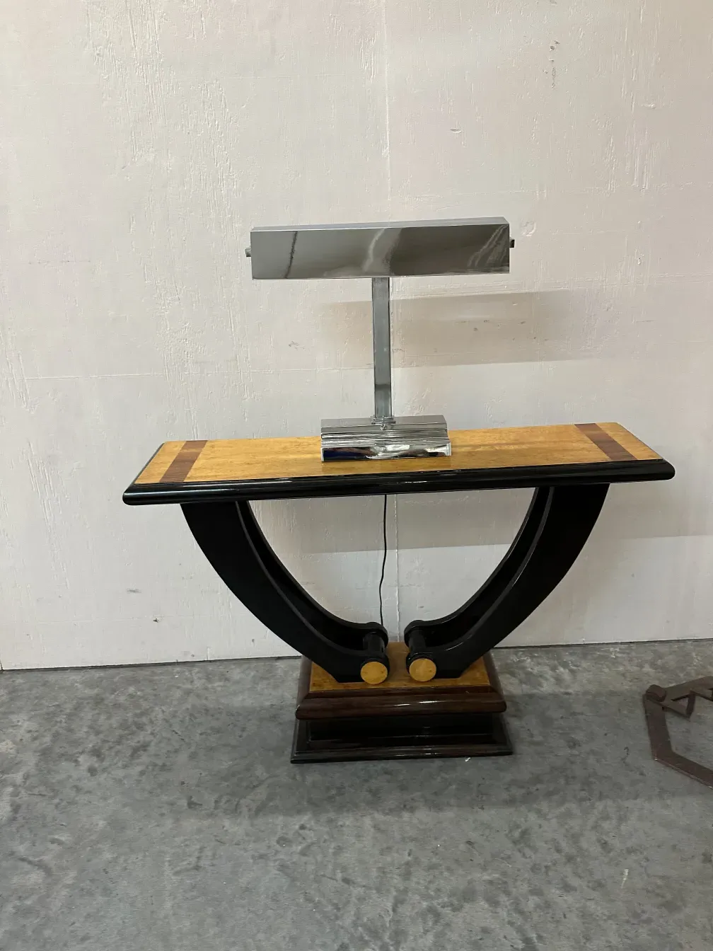 Luminária de mesa antiga em estilo Art Deco com base decorativa.