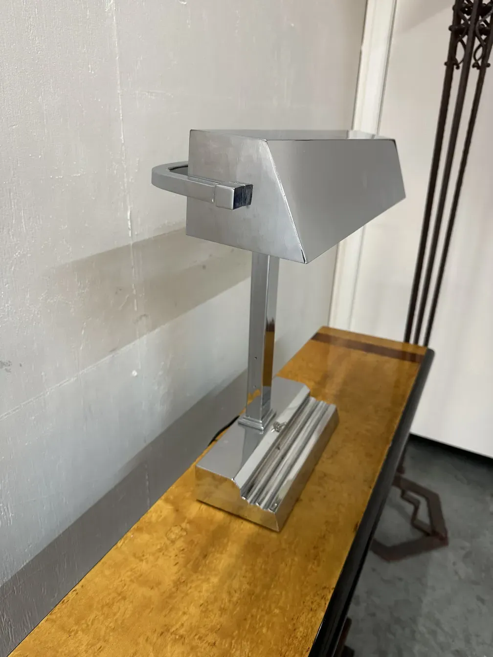 Lampe de bureau ancienne au style Art Déco, design élégant.