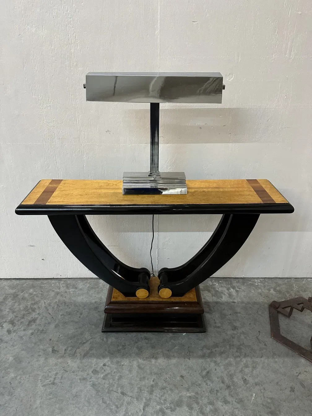 Luminária de mesa antiga em estilo Art Deco com base elegante.