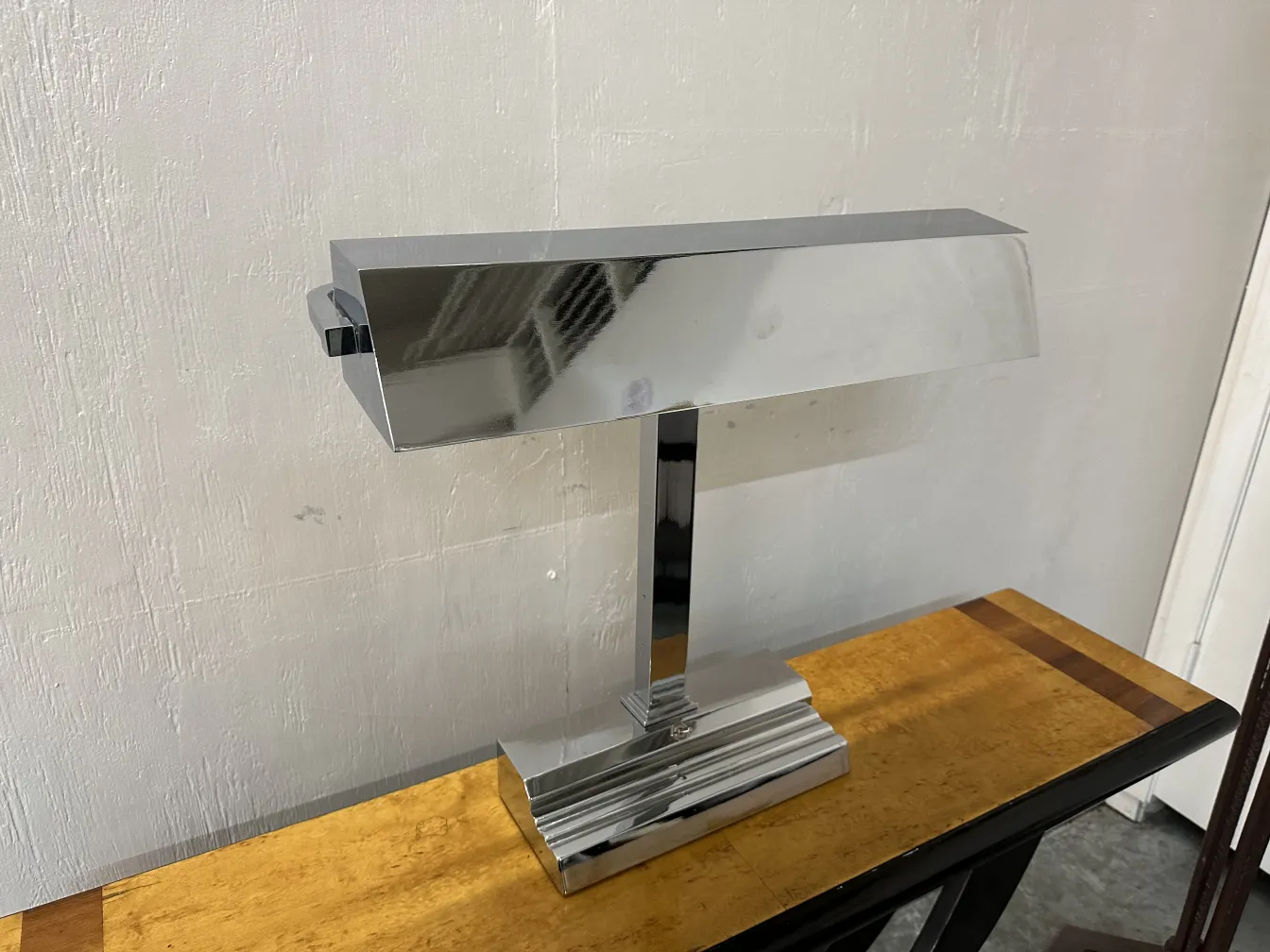 lampada da tavolo antica art deco lucida su un tavolo