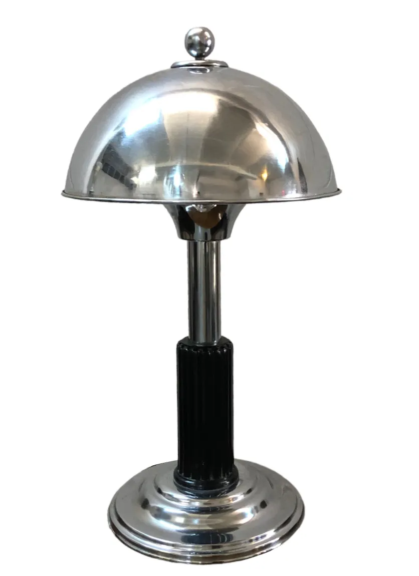 Lámpara de mesa antigua con base negra y cúpula plateada, estilo Art Deco
