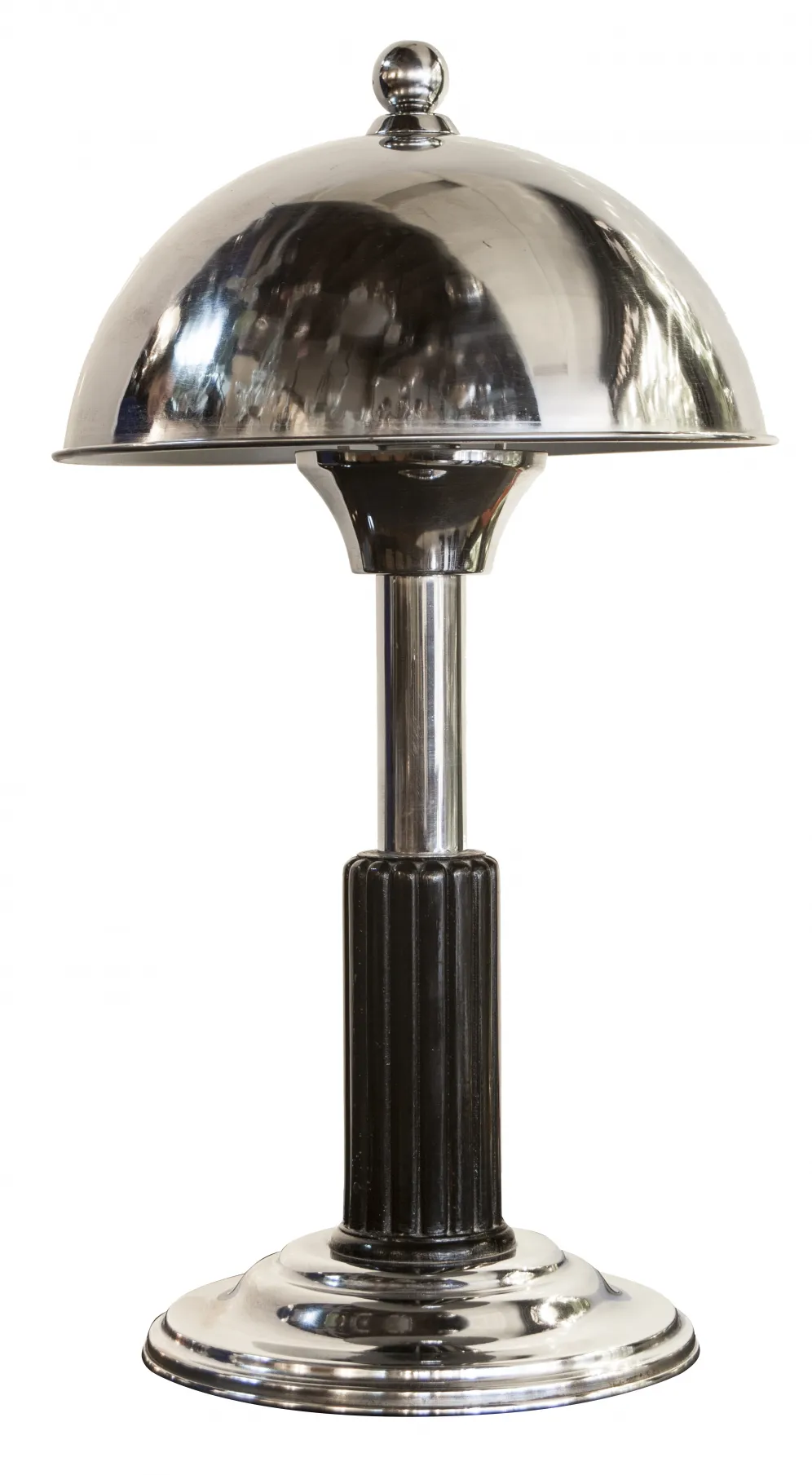 Lámpara de mesa antigua de estilo Art Deco, con base elegante y pantalla cúpula.