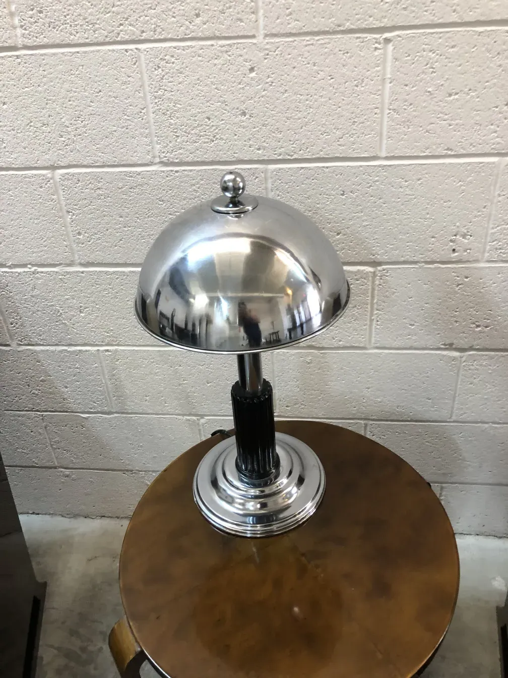 Lampe de bureau ancienne Art Deco avec base en métal, parfaite pour l'éclairage.
