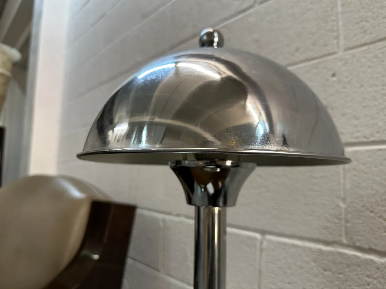 Lámpara de mesa antigua Art Deco, luz brillante, diseño cónico, ambiente elegante.