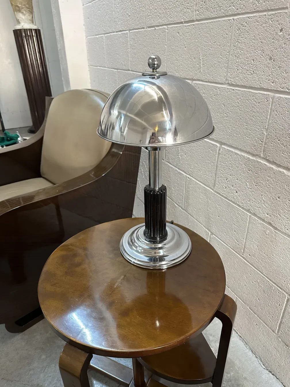 Lampe de bureau antique Art Deco sur une table en bois