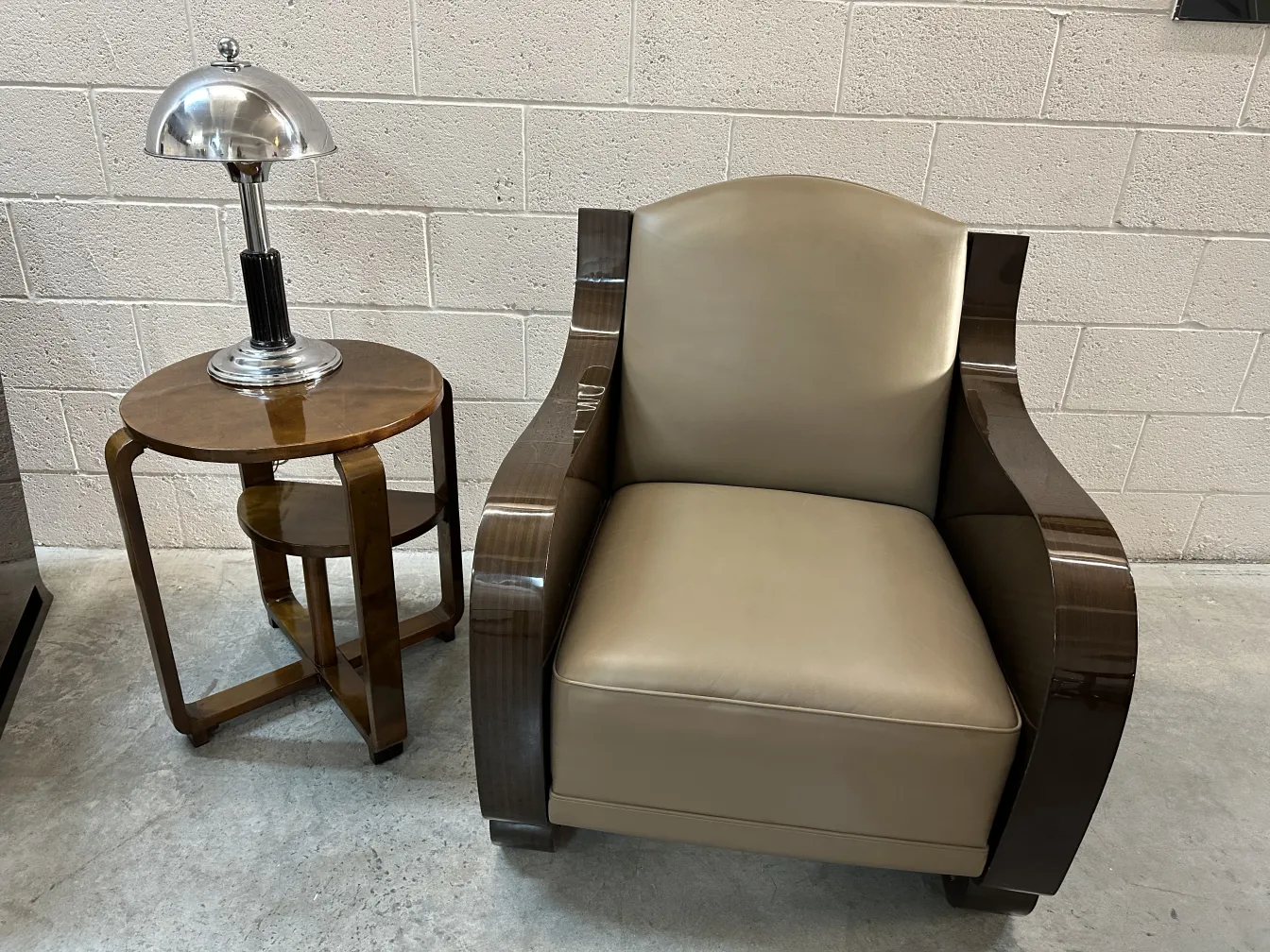 lampada da tavolo antica con base rotonda e dettagli neri, accanto a un tavolo laterale art déco