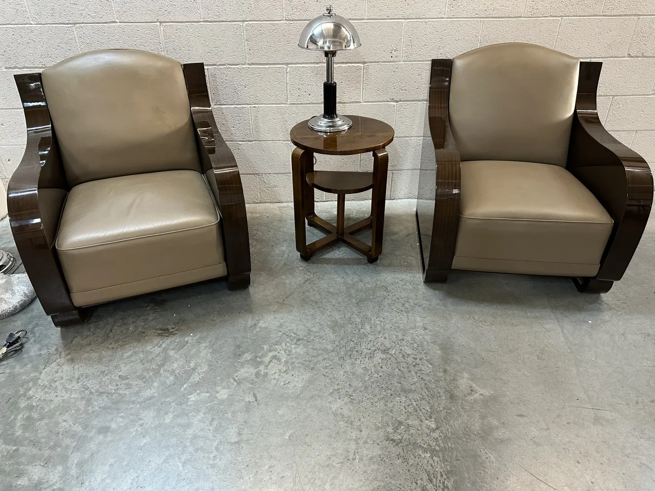 古董艺术装饰台灯放在有椅子的桌子上