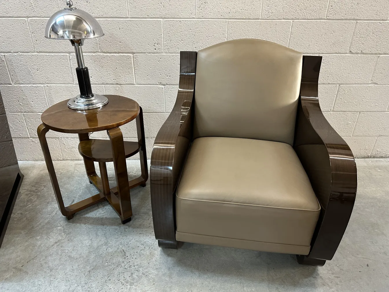 Lampe de bureau antique Art Deco sur une table ronde dans un cadre moderne.