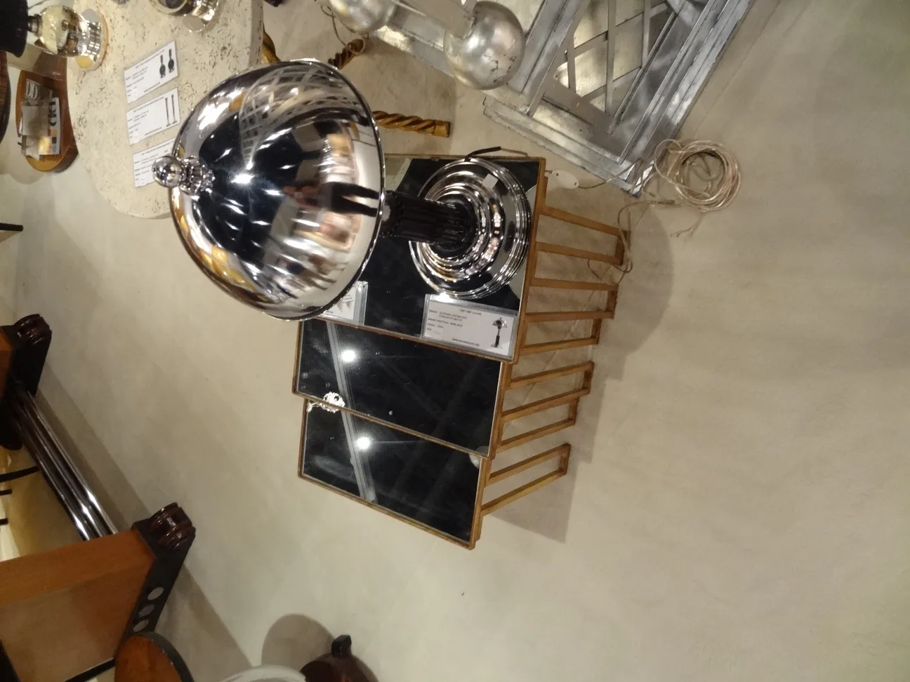 Lámpara de mesa antigua Art Deco con base brillante y diseño elegante en un ambiente acogedor.