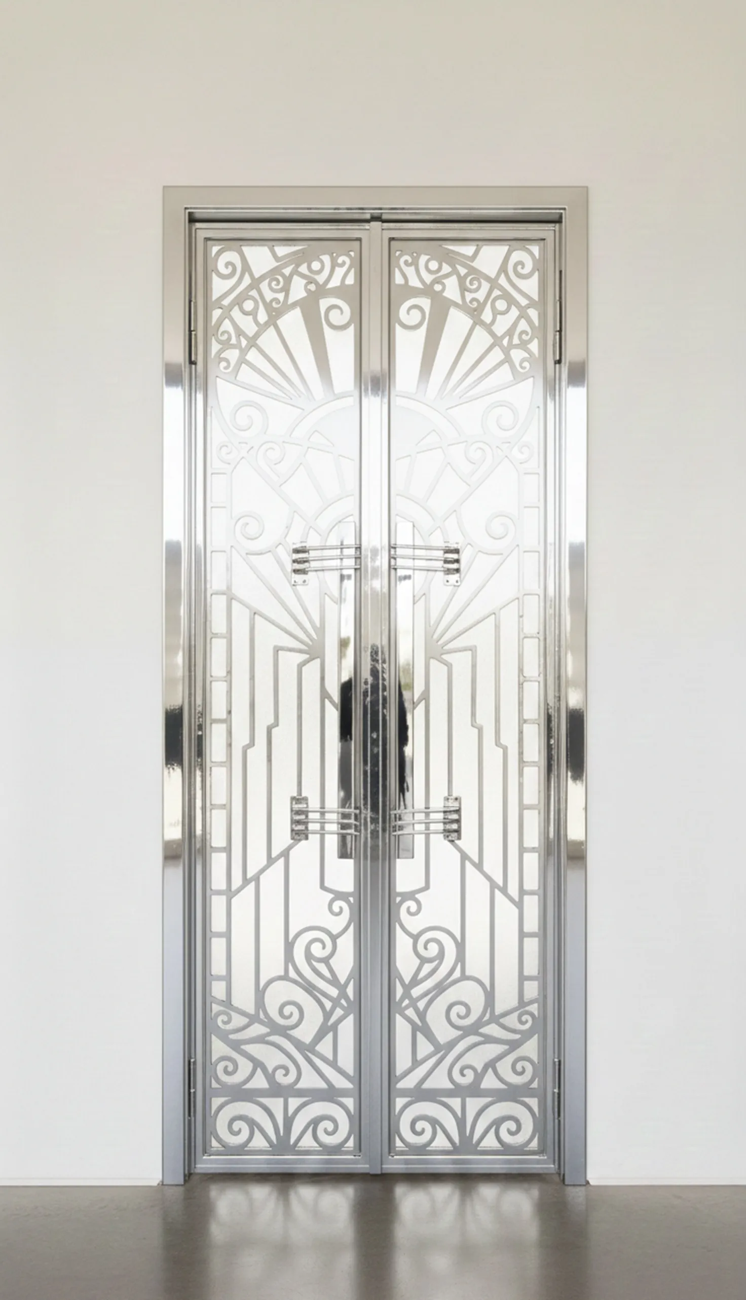 maniglie antiche decorative su una porta elegante e moderna