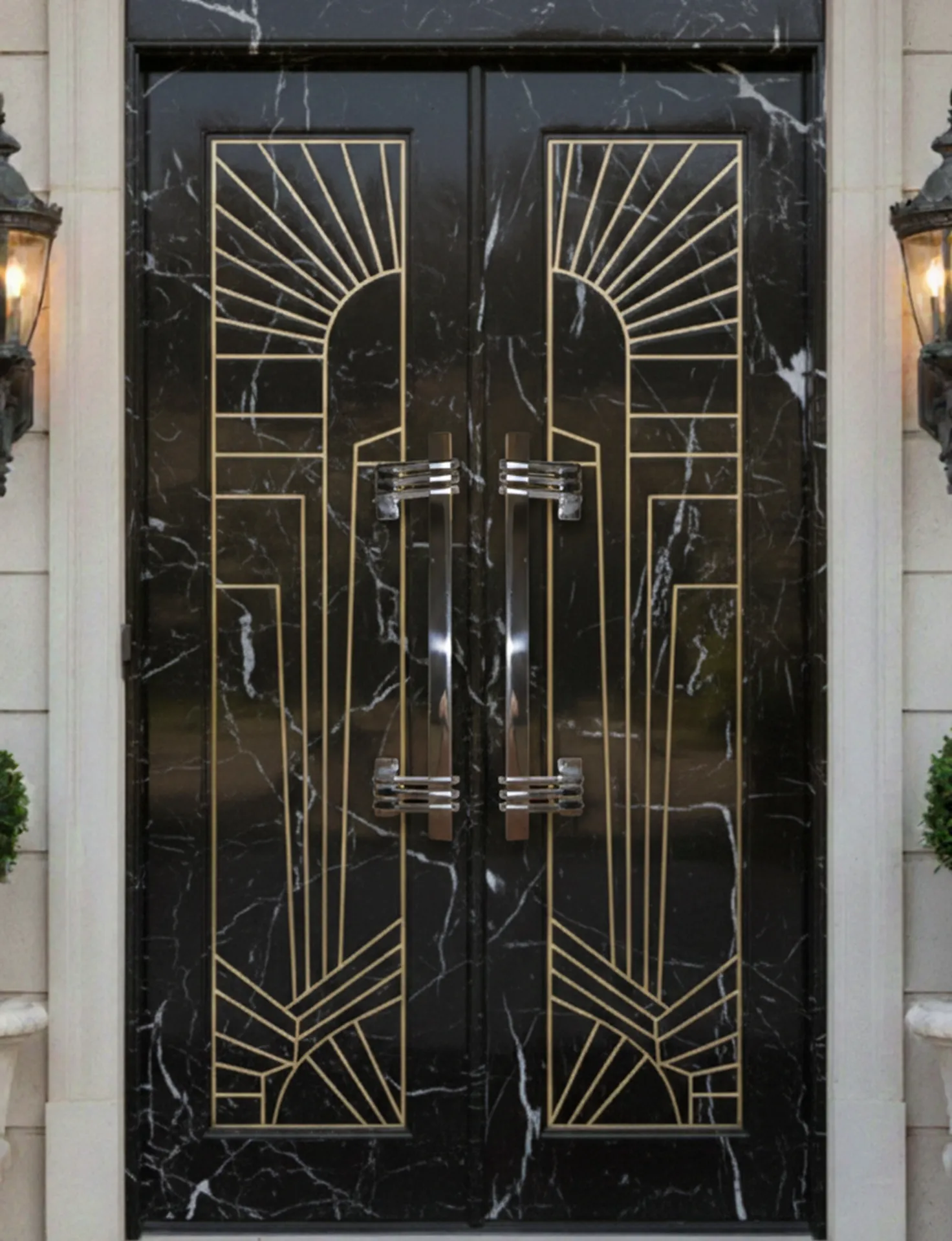 Puxadores antigos com um design elegante em uma porta preta e dourada.