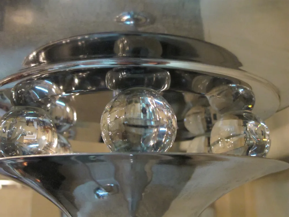 Set aus zwei antiken Stehleuchten im Art Deco Stil mit Kristalldetails, die ein klassisches Ambiente ergänzen