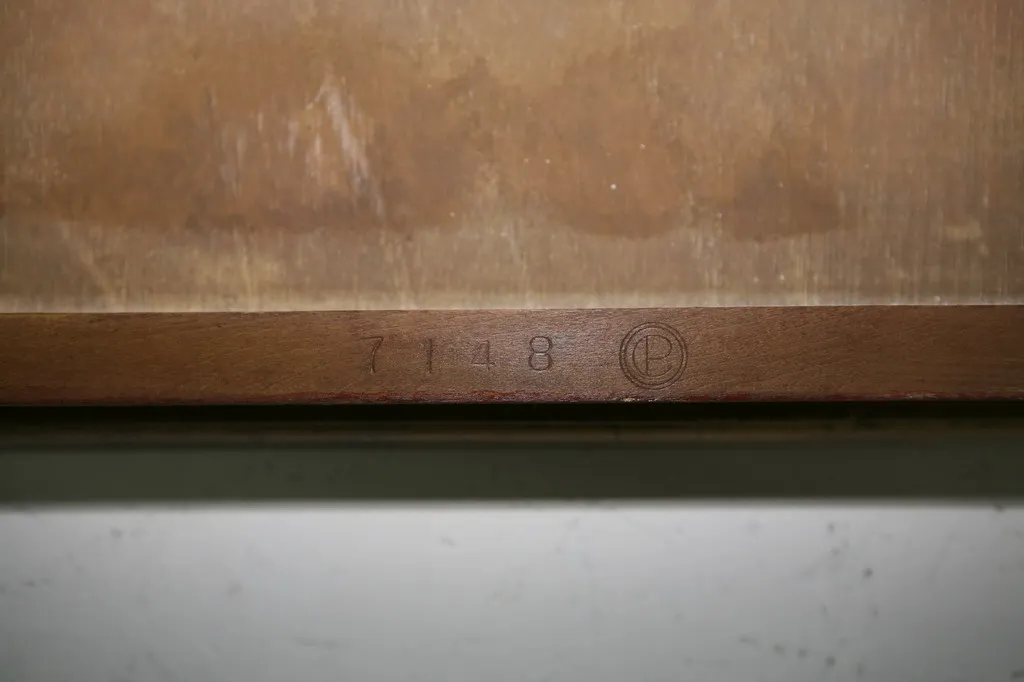 Tavolo antico da decorazione con dettagli intricati