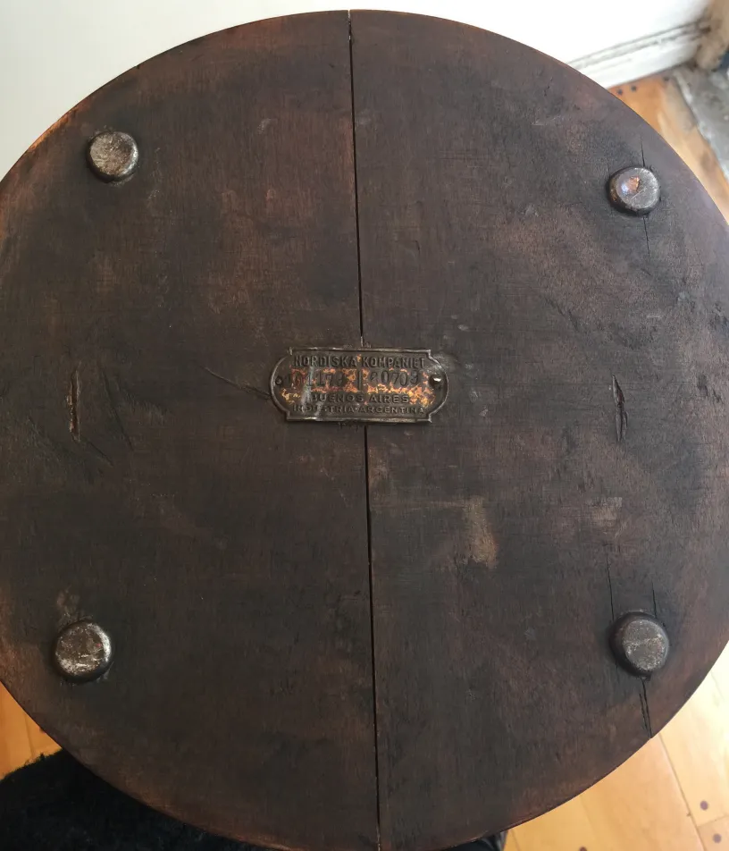 vue inférieure d'une table ancienne avec plaque nordiska kompaniet