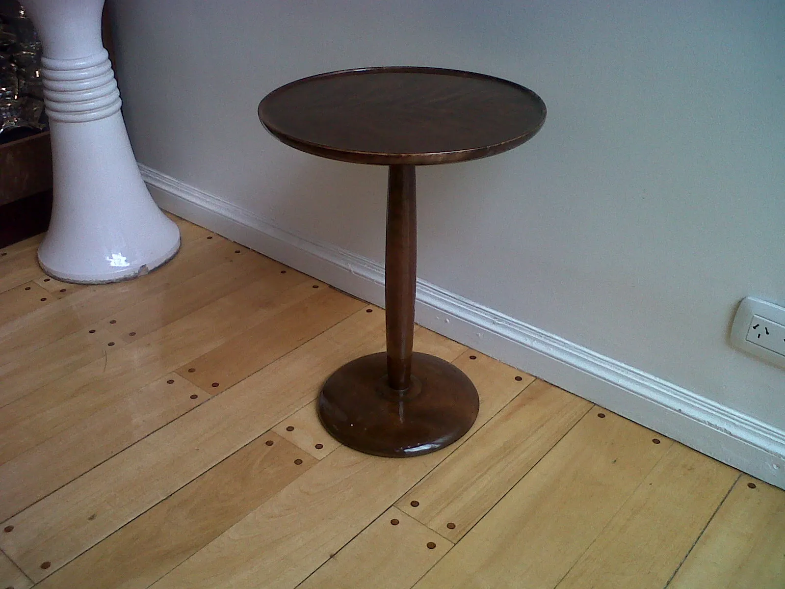 table ronde antique dans un espace moderne