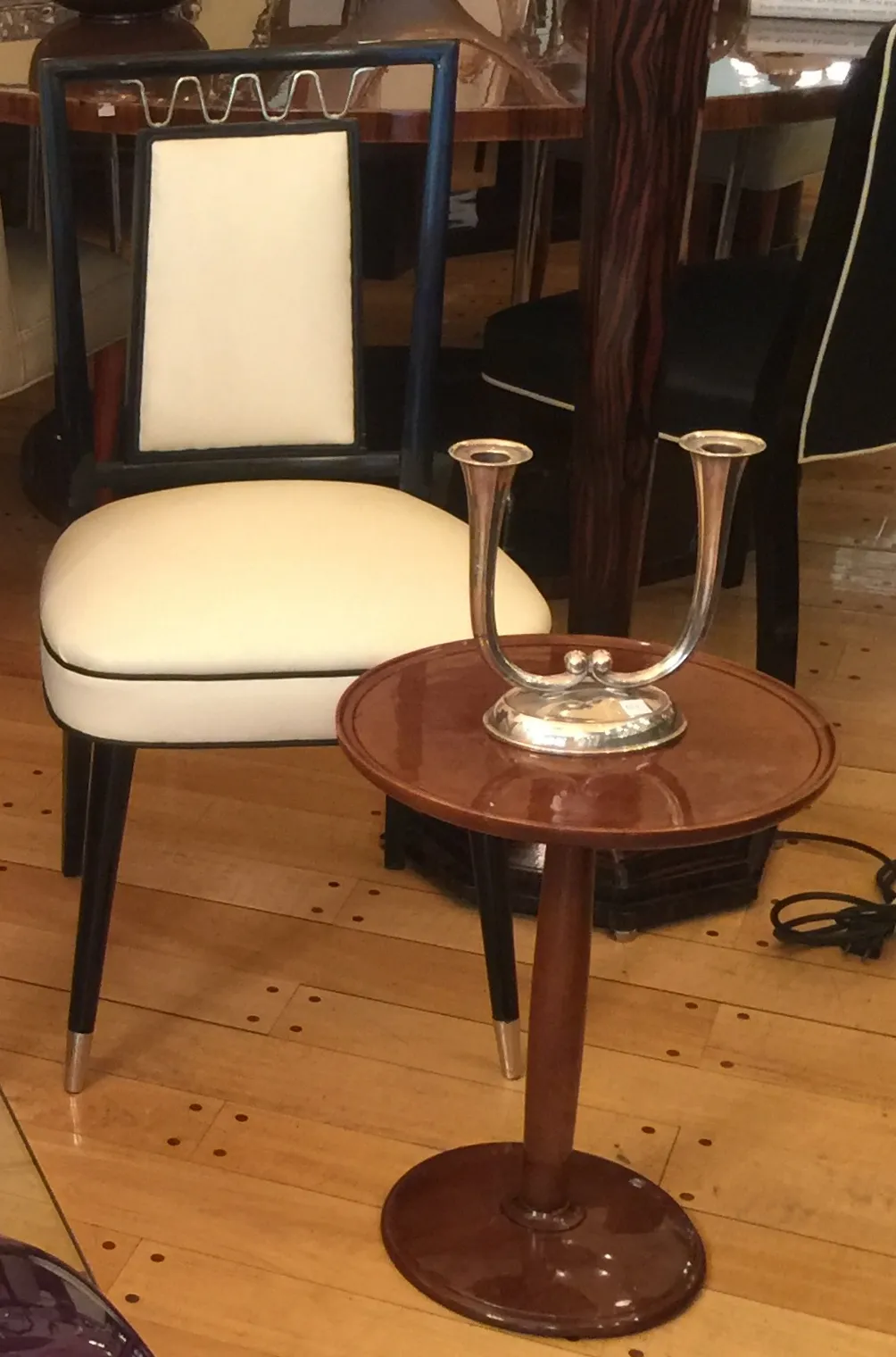 mesa pequena antiga da Nordiska Kompaniet em um ambiente acolhedor