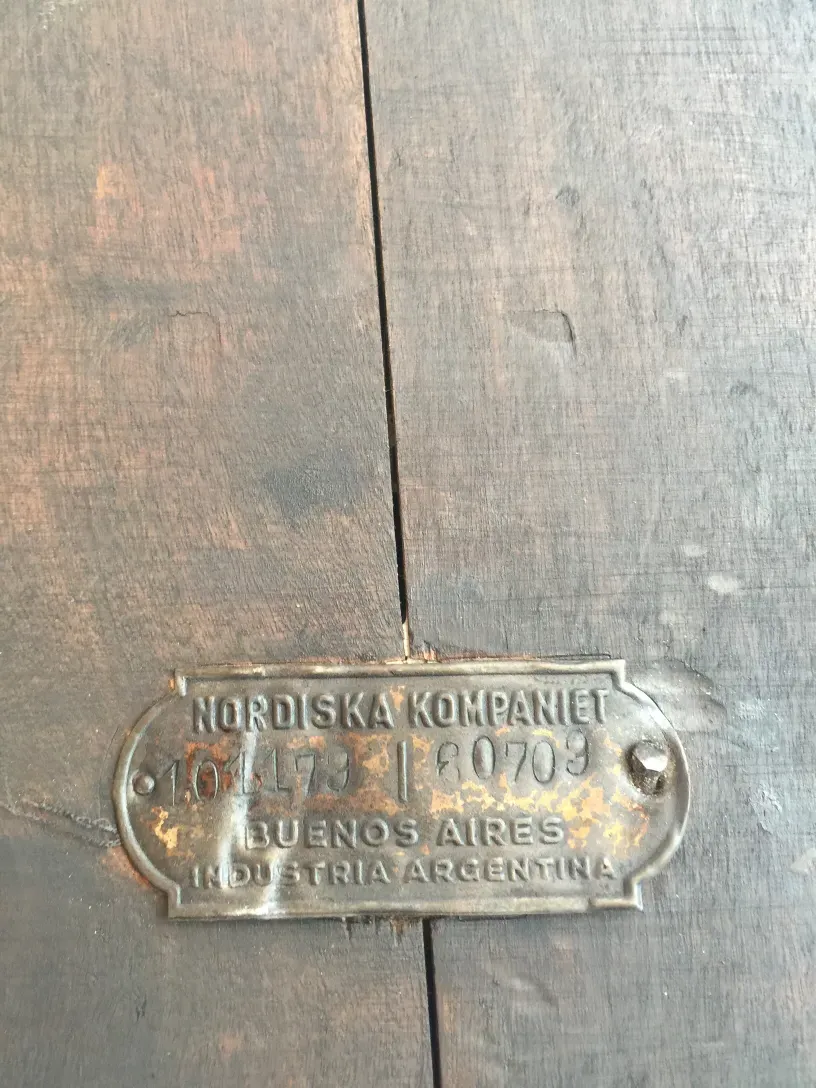 Mesa antigua con placa de nordiska kompaniet en Buenos Aires