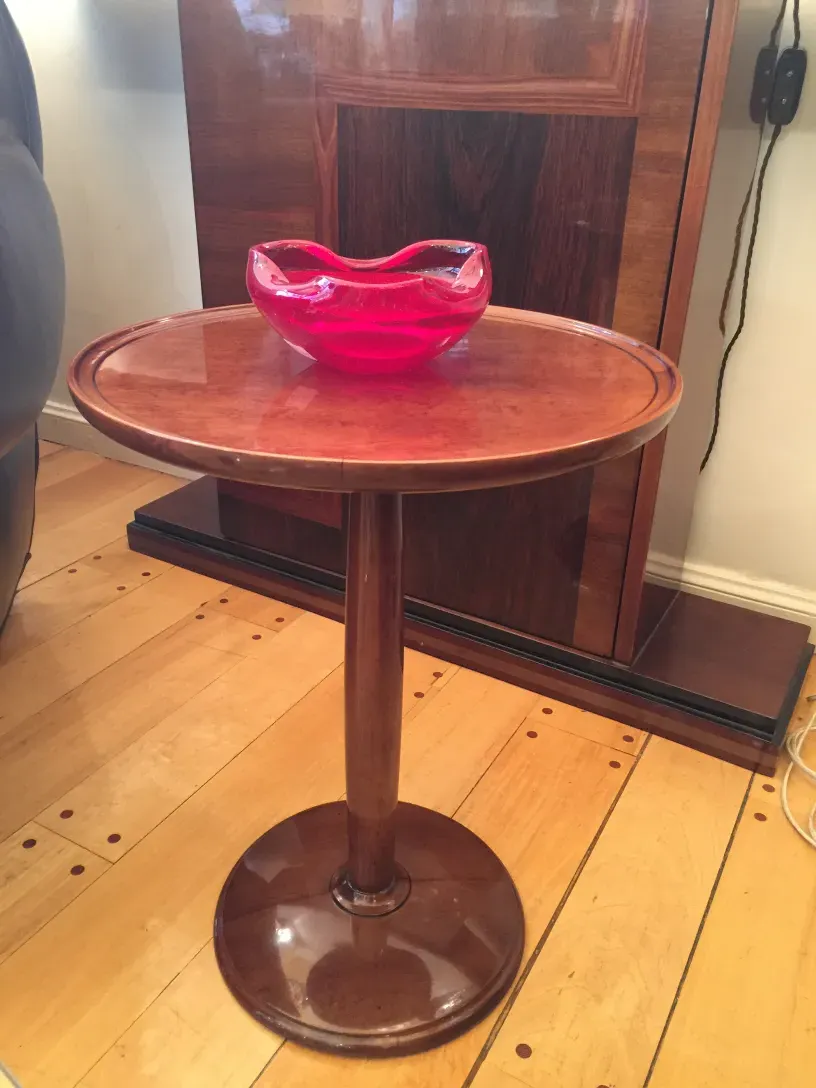table antique avec une base élégante et un objet décoratif rouge