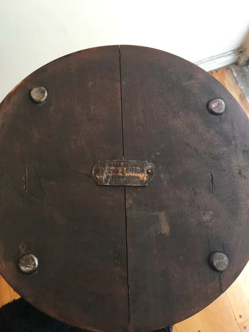 Mesa antigua de Nordiska Kompaniet con etiquetas visibles y tornillos