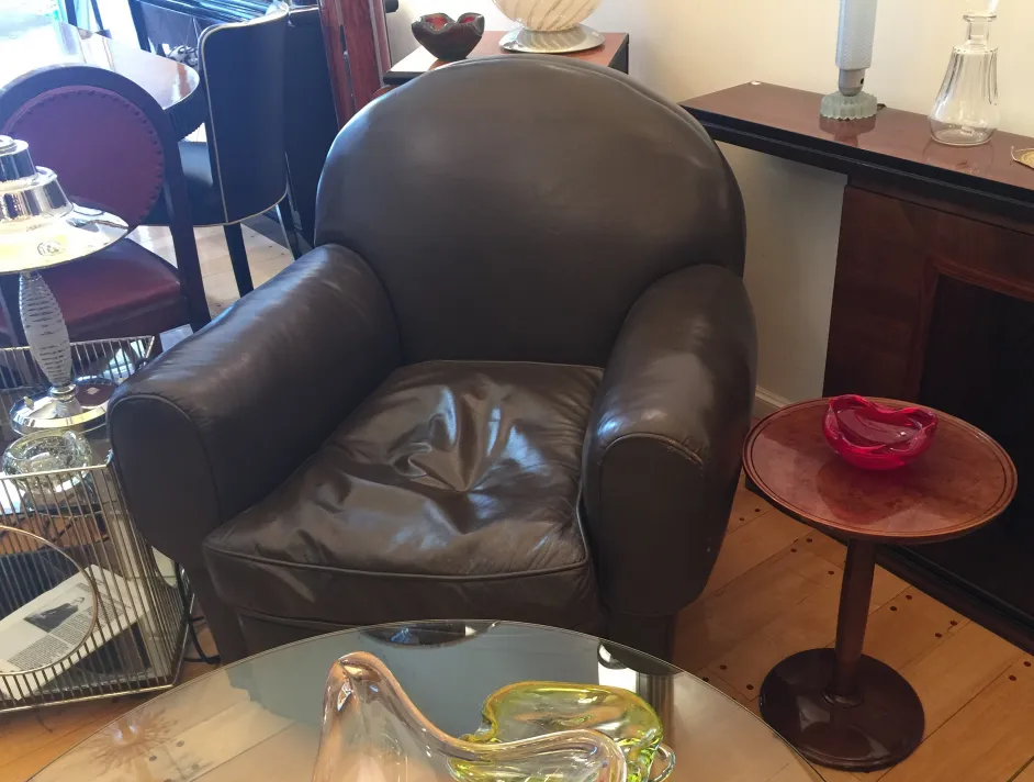 Table ancienne Nordiska Kompaniet dans un cadre chaleureux avec lampe et décorations