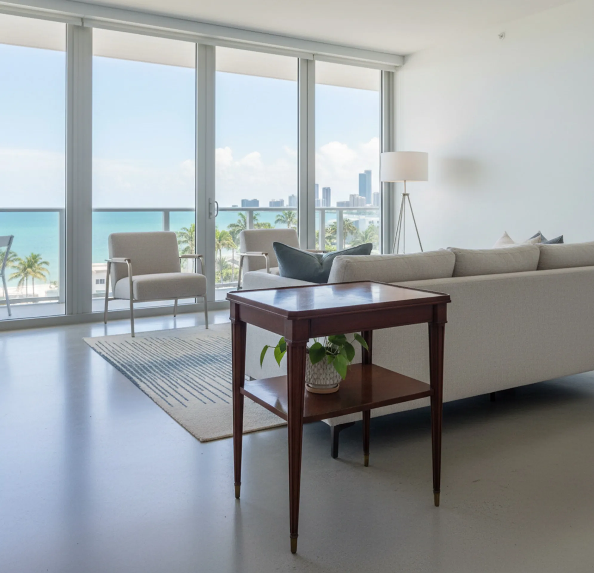 下の棚がある古い小さなテーブル、植物で飾られた明るい現代的なリビングルーム