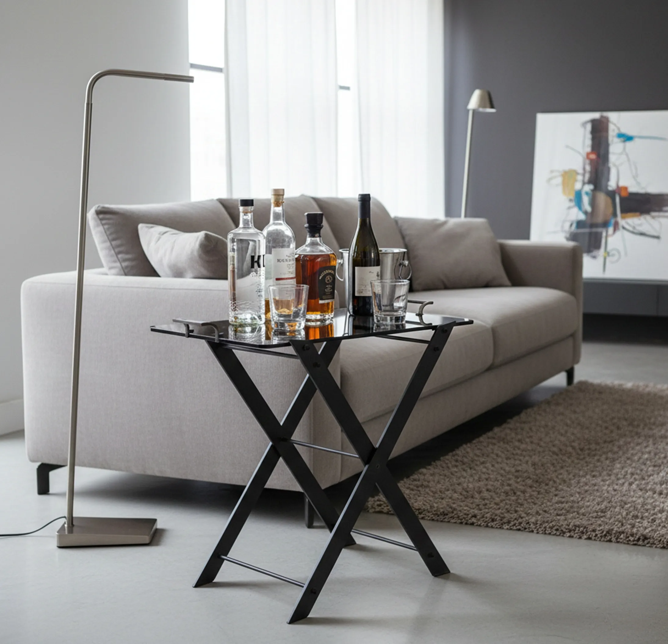 mesa antiga com garrafas e copo em um ambiente moderno