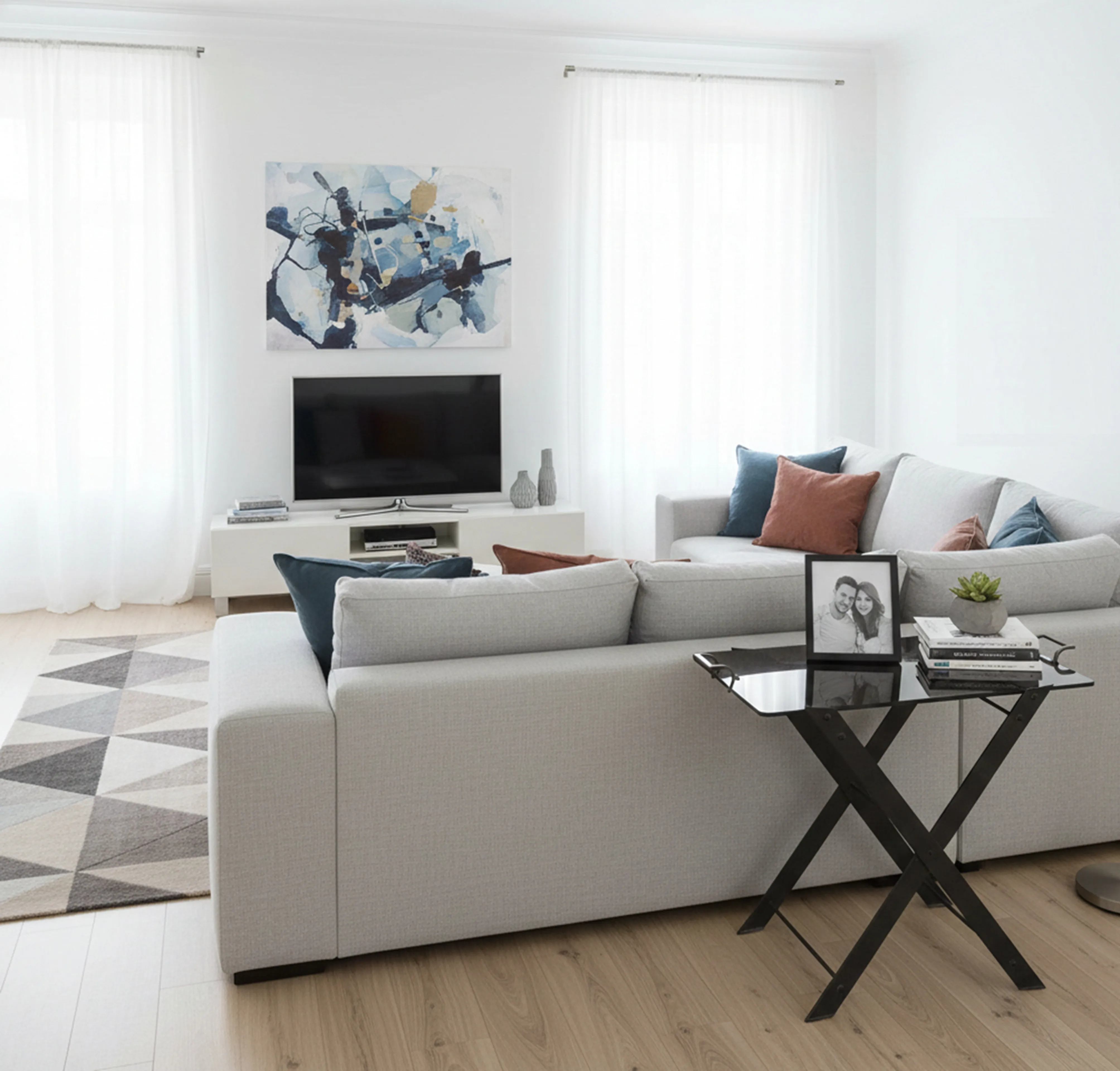 Antiker Tisch in einem modernen Wohnzimmer mit sanfter Dekoration.