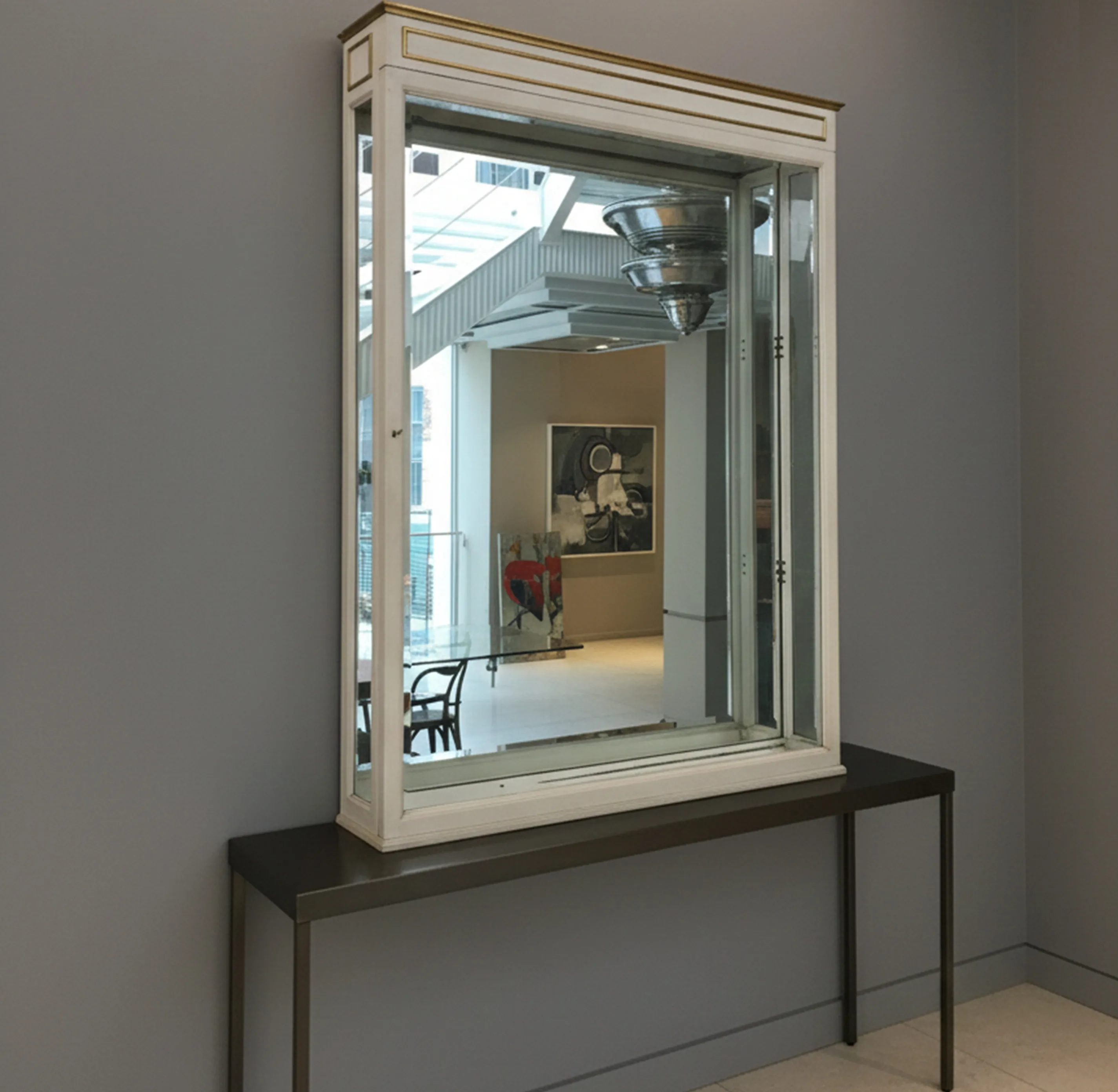 Antike Vitrine mit Spiegel, elegante Details und moderner Hintergrund.