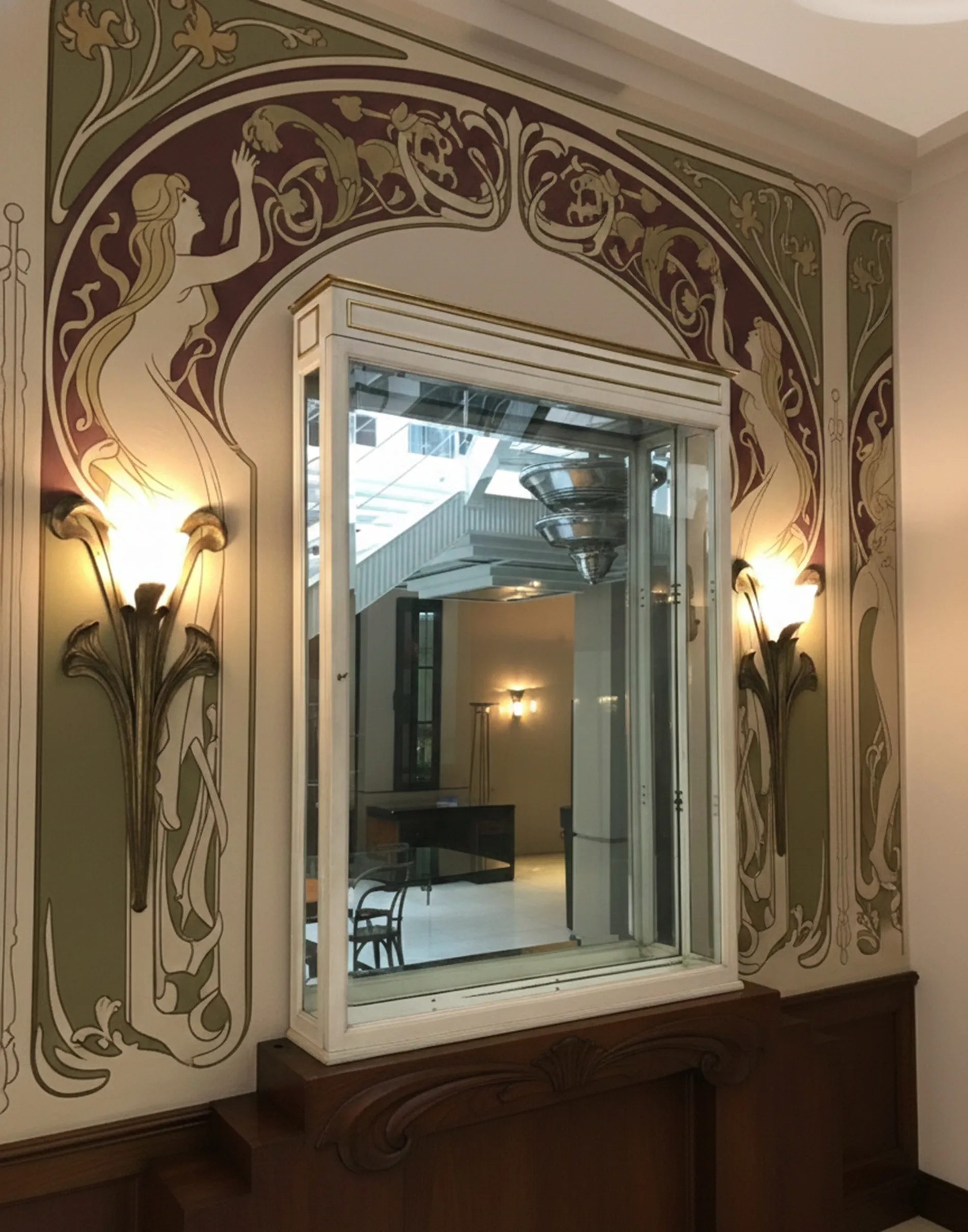 Vitrine antiga com detalhes decorativos e luz suave