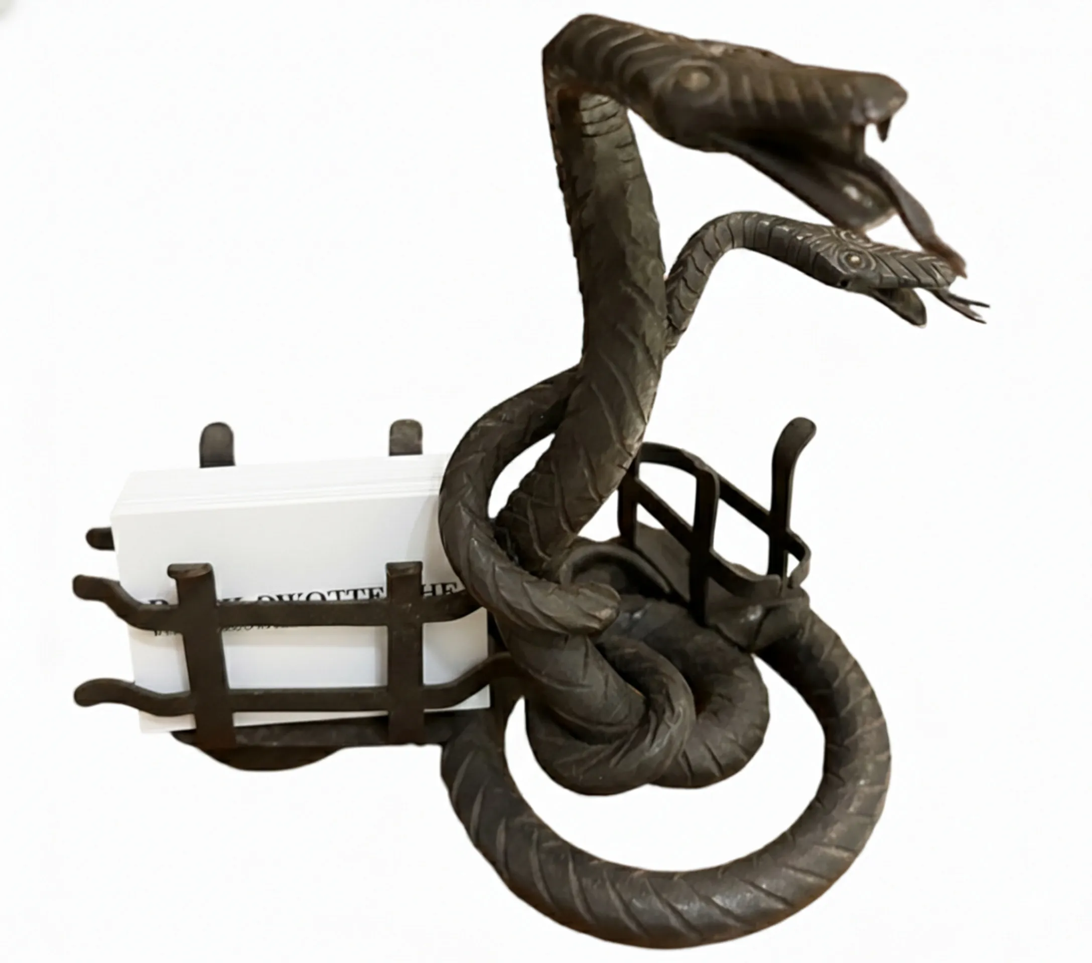 vassoi per carte antichi con design di serpente, che tengono carte in un ambiente semplice.