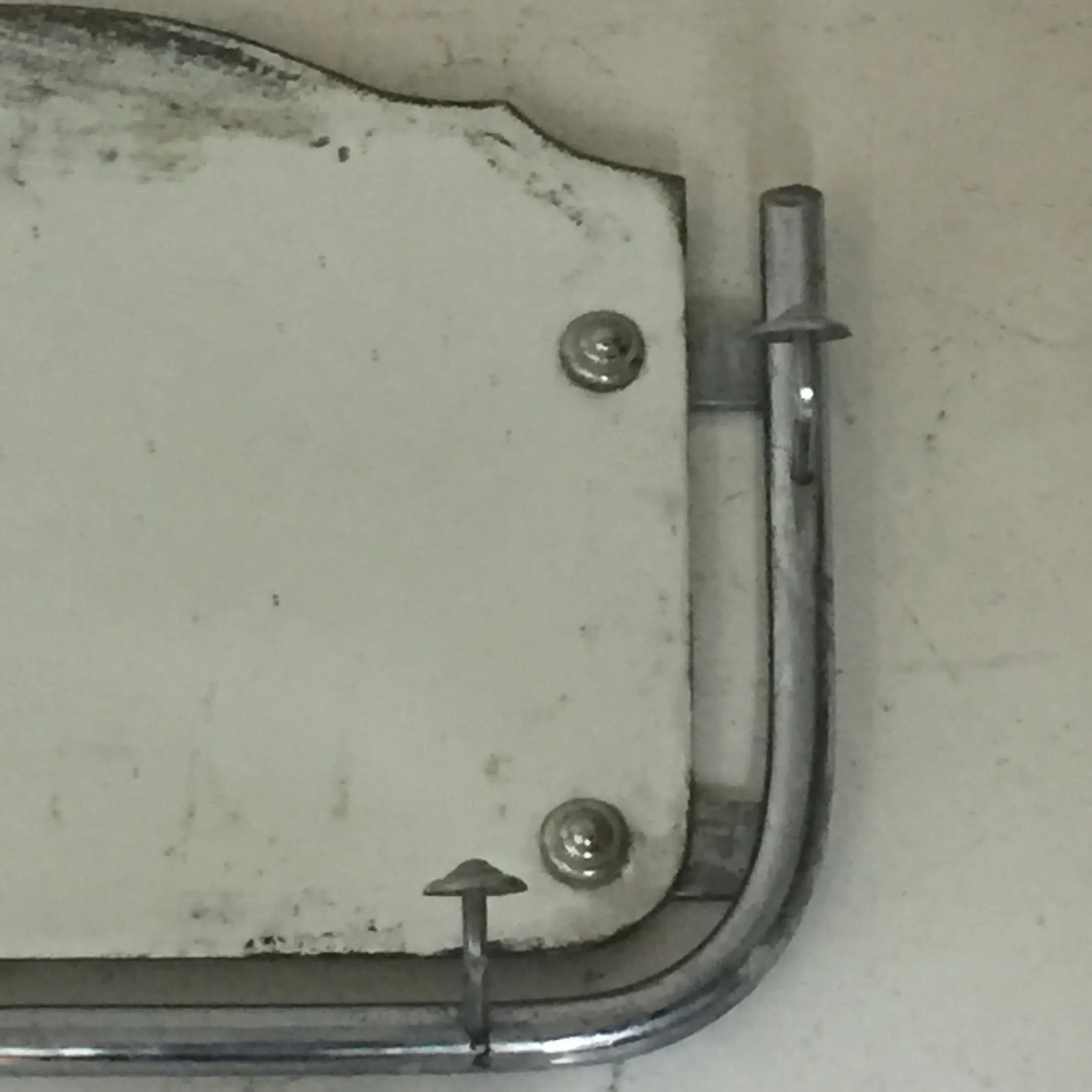 金属仕上げのある古い壁掛けコートハンガー、中古