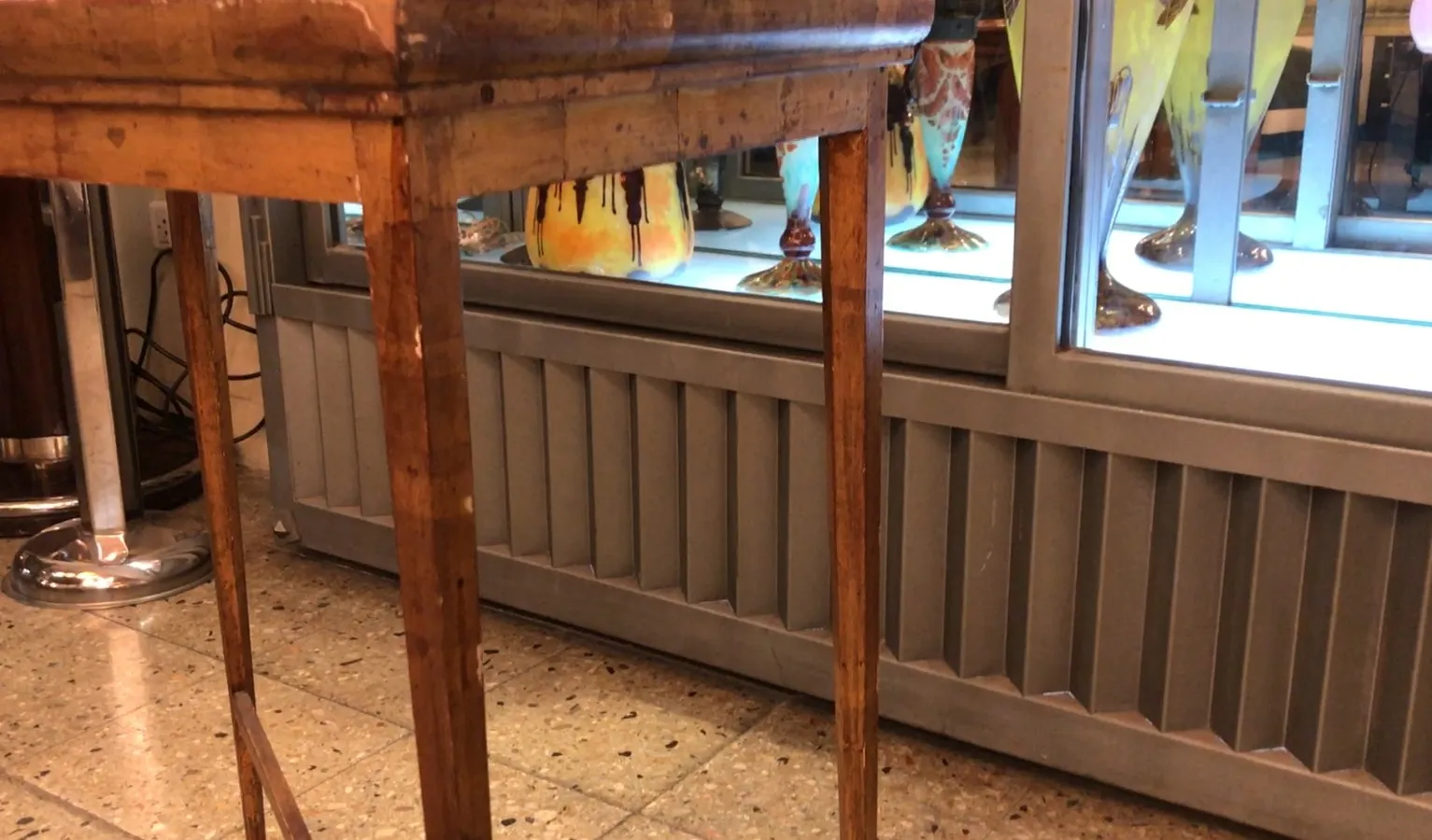 tavolo antico in legno con design elegante