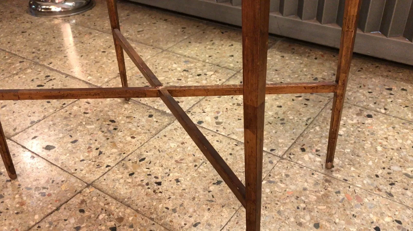 mesa antiga com estrutura elegante em um ambiente acolhedor