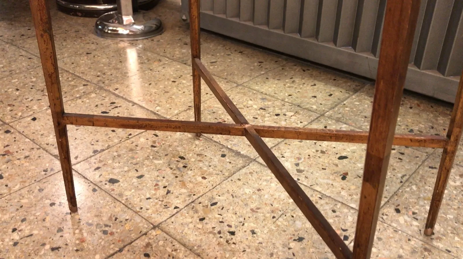 antik Tisch mit einzigartigem Design in moderner Umgebung