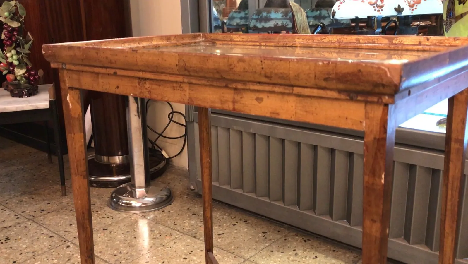 mesa antigua con un diseño elegante en un entorno clásico