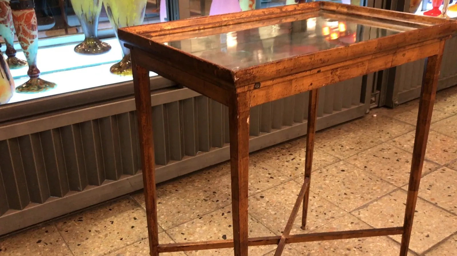 tableau ancien Chanaux et Pelletier dans un cadre chaleureux, avec des décorations autour.