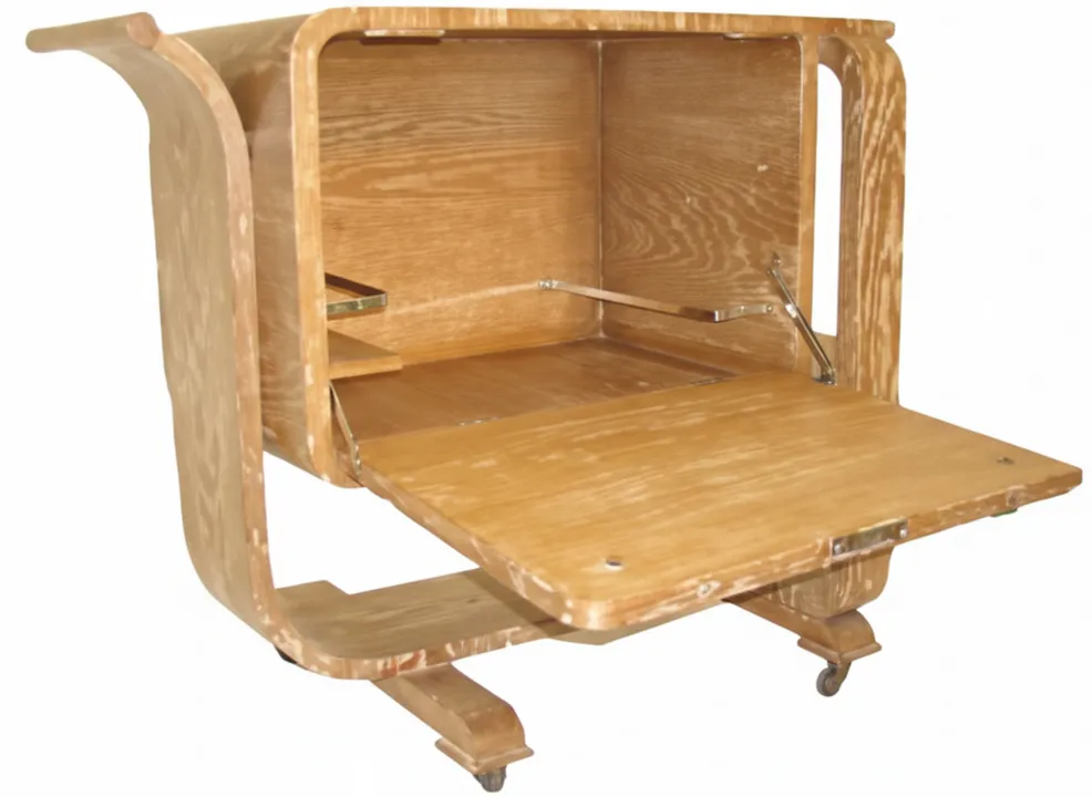 Antiker Cocktailwagen mit Rädern und elegantem Design