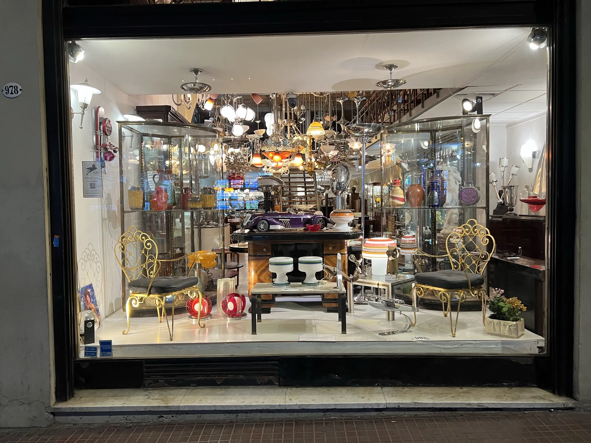 Антикварный журнальный столик с стульями в антикварной обстановке