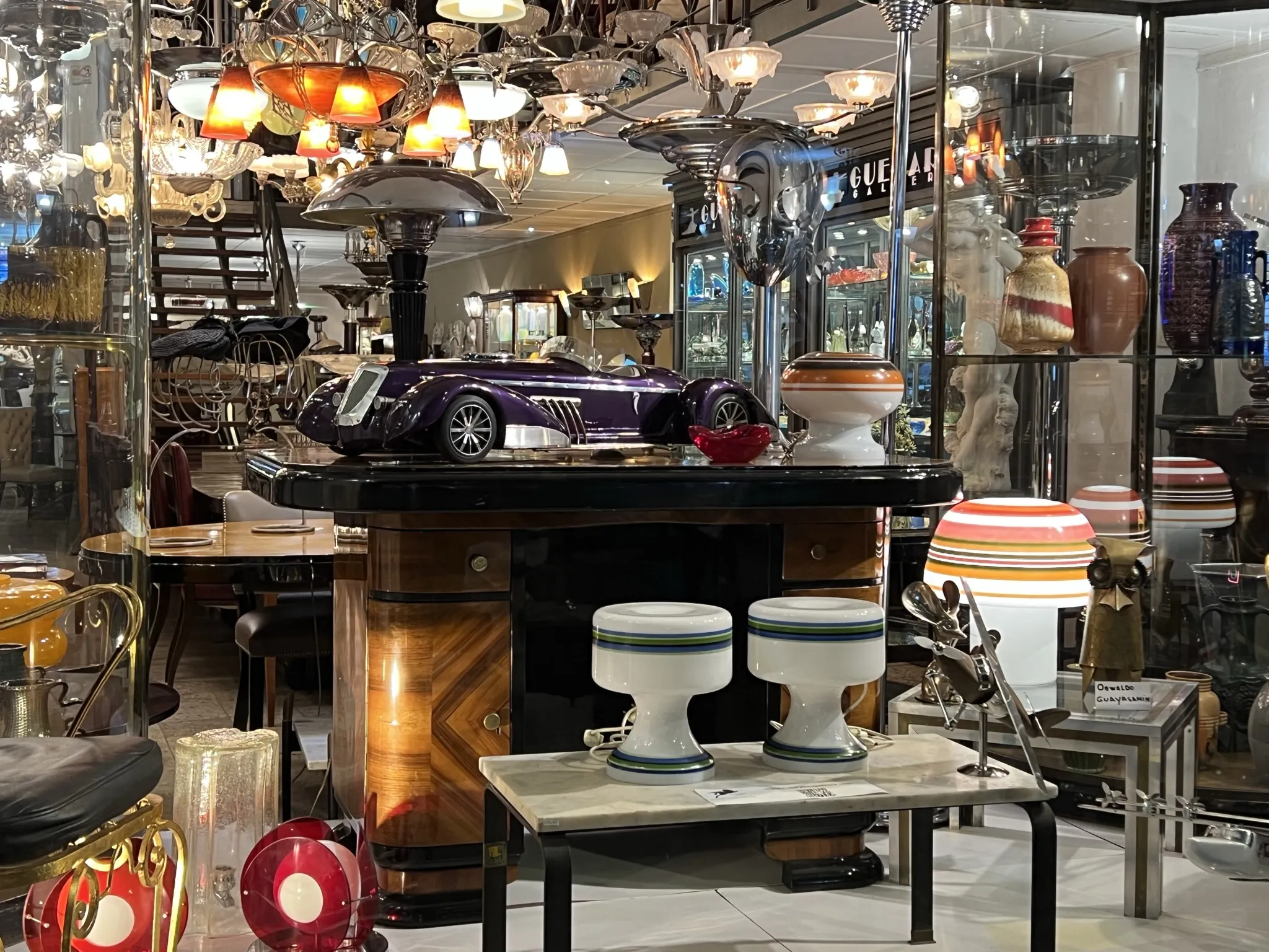 Mesa de centro antiga com detalhes decorativos em um ambiente sofisticado